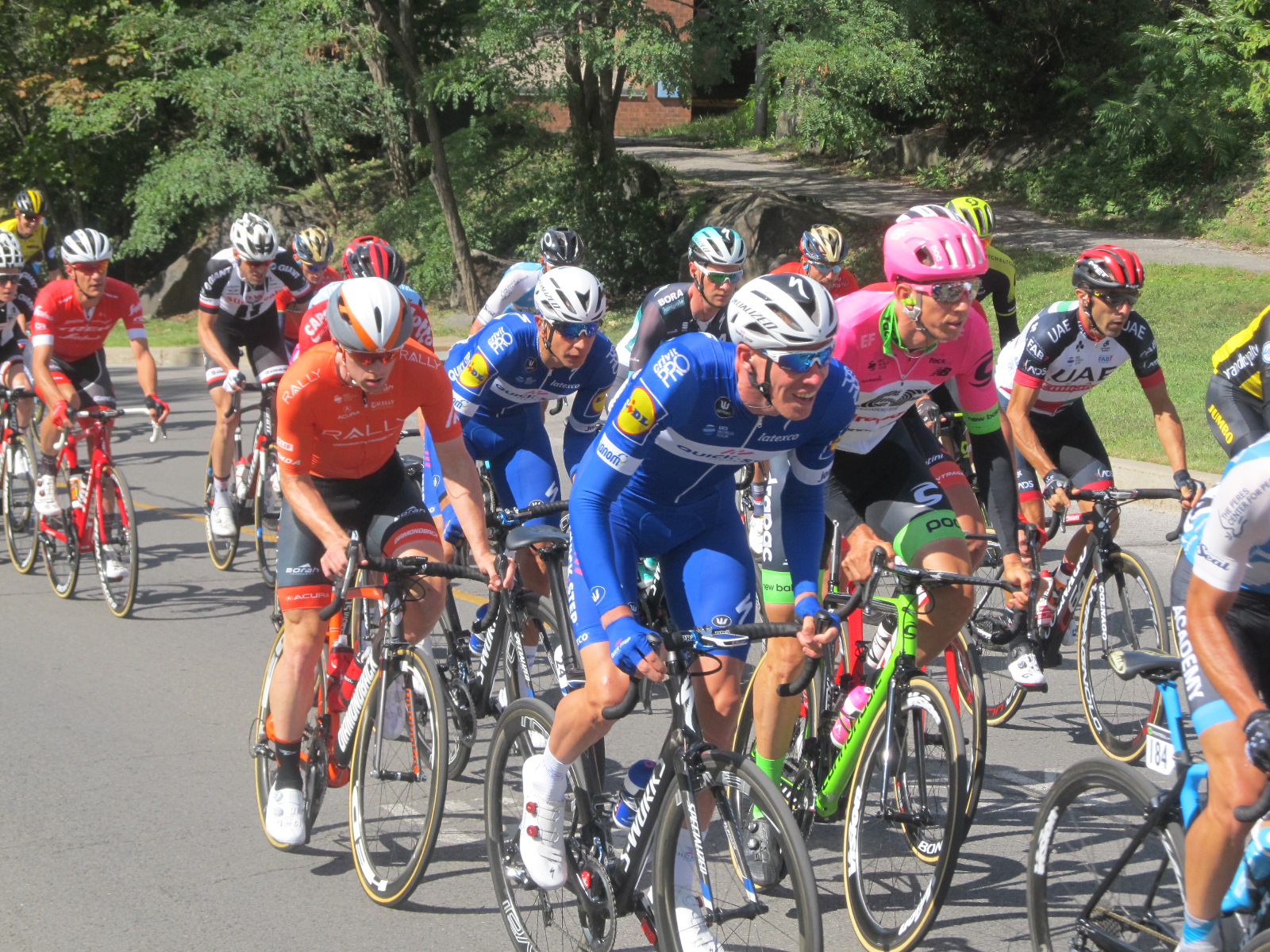 Pelotón ciclista compitiendo en Montreal