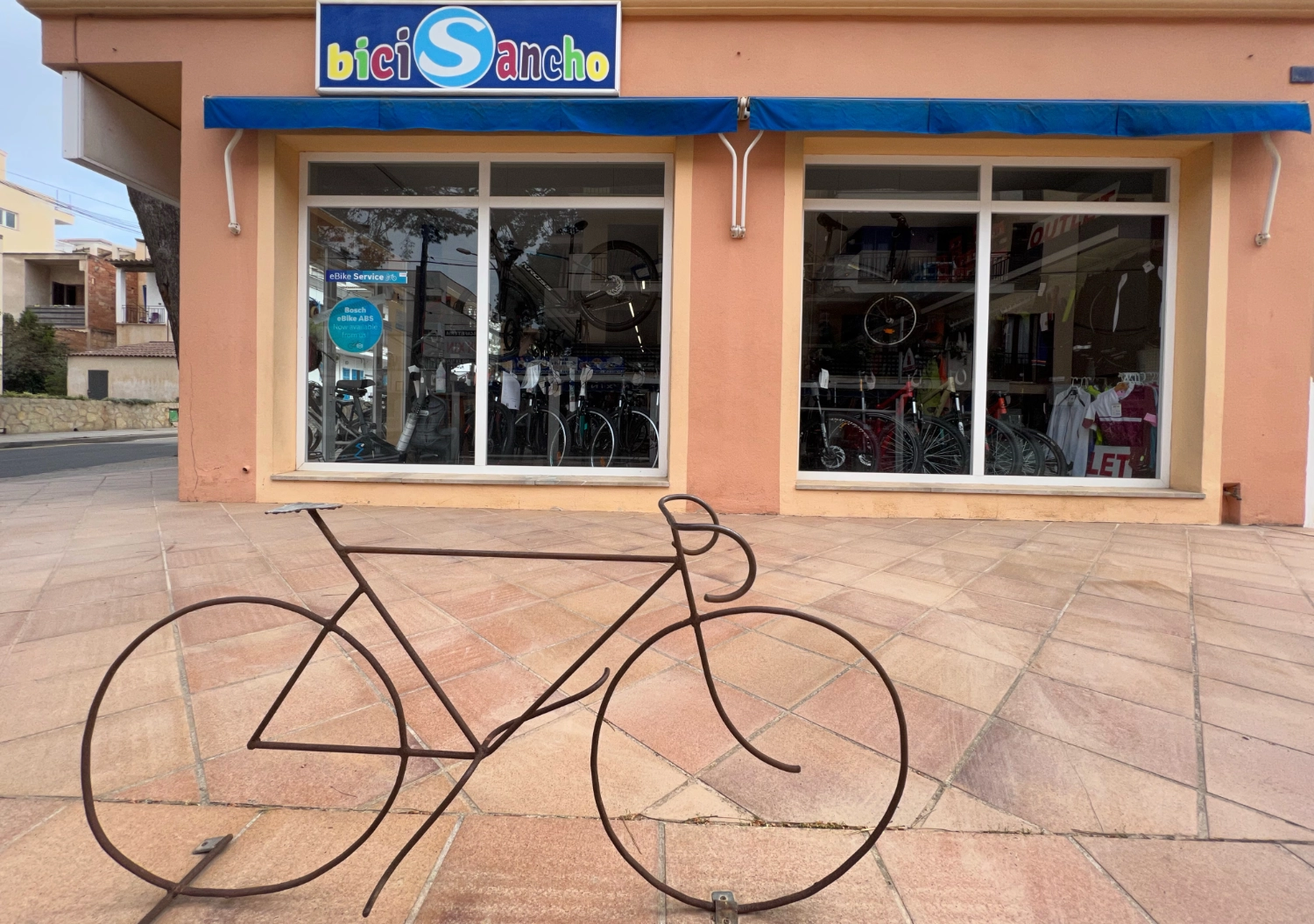 Fachada real de la tienda de Sancho Bikes en Cala Millor